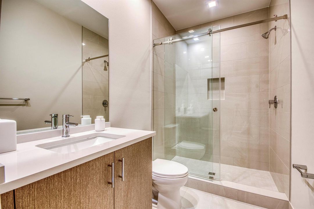 Guest Ensuite Bath 2