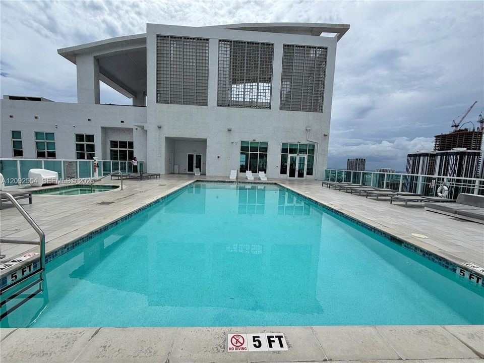 For Rent: $2,400 (1 beds, 1 baths, 662 Square Feet)
