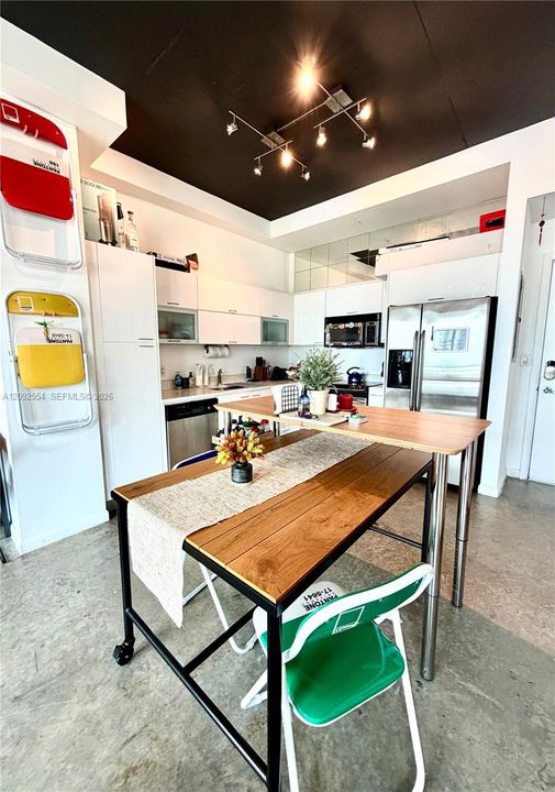 For Rent: $2,400 (1 beds, 1 baths, 662 Square Feet)
