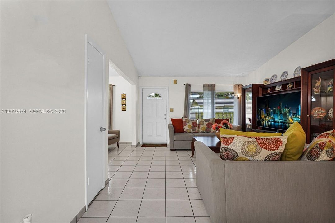 For Sale: $430,000 (3 beds, 1 baths, 1015 Square Feet)