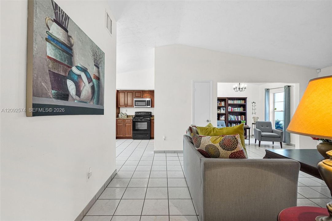 For Sale: $430,000 (3 beds, 1 baths, 1015 Square Feet)