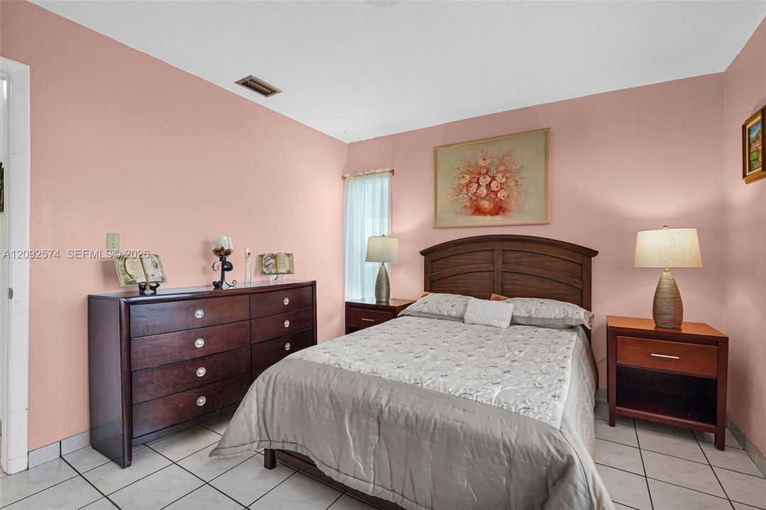 For Sale: $430,000 (3 beds, 1 baths, 1015 Square Feet)