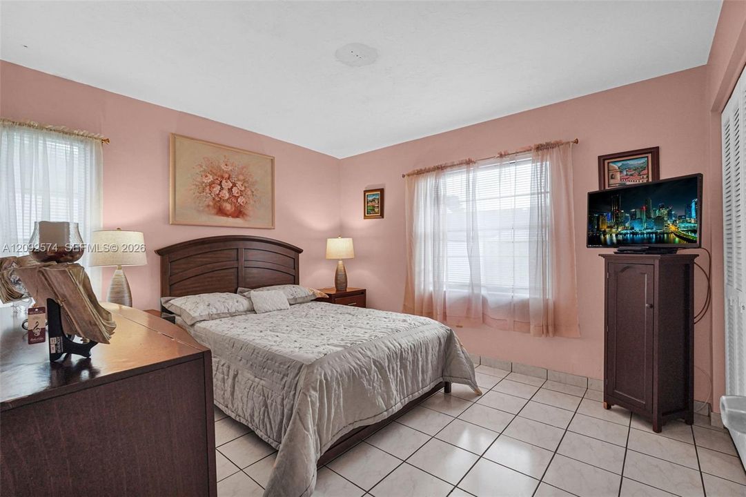 For Sale: $430,000 (3 beds, 1 baths, 1015 Square Feet)