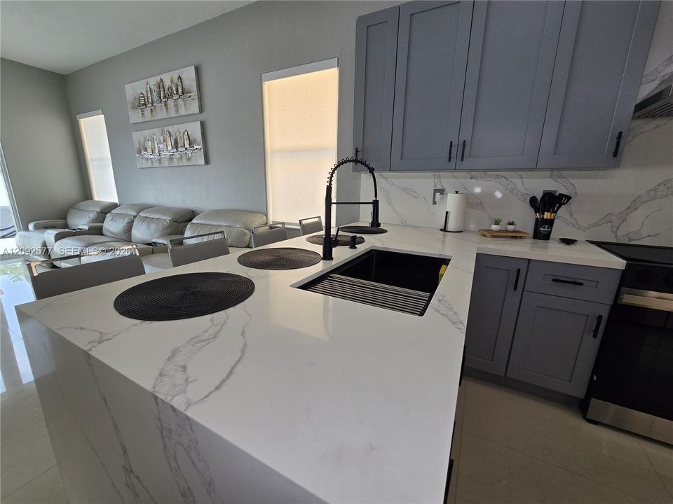 En Venta: $750,000 (3 camas, 2 baños, 2120 Pies cuadrados)