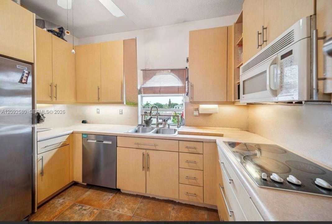 For Rent: $5,300 (3 beds, 3 baths, 1620 Square Feet)