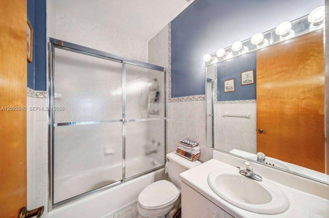 Bathroom 2/ Guest Bathroom