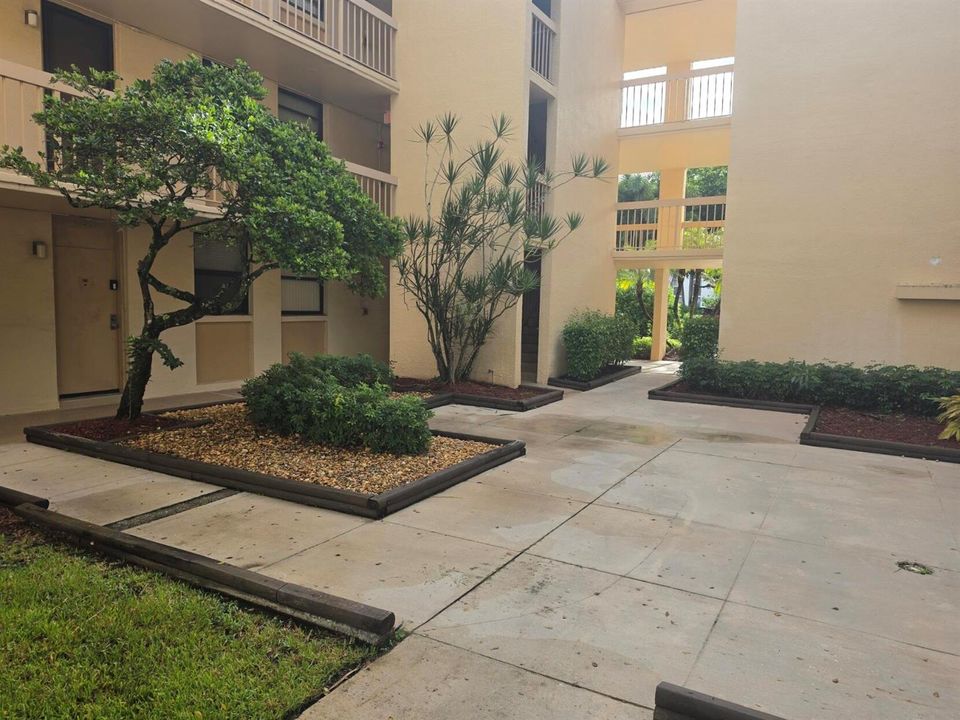 COURTYARD ENTRANCE GREENGLADES