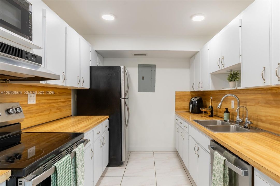 For Rent: $3,000 (2 beds, 2 baths, 1000 Square Feet)