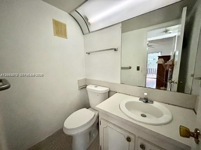На продажу: $87,900 (2 спален, 1 ванн, 820 Квадратных фут)