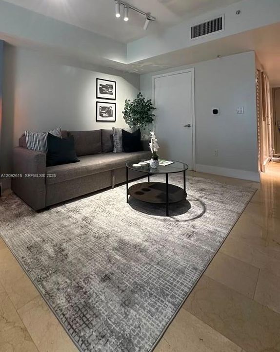 For Rent: $3,000 (0 beds, 1 baths, 503 Square Feet)