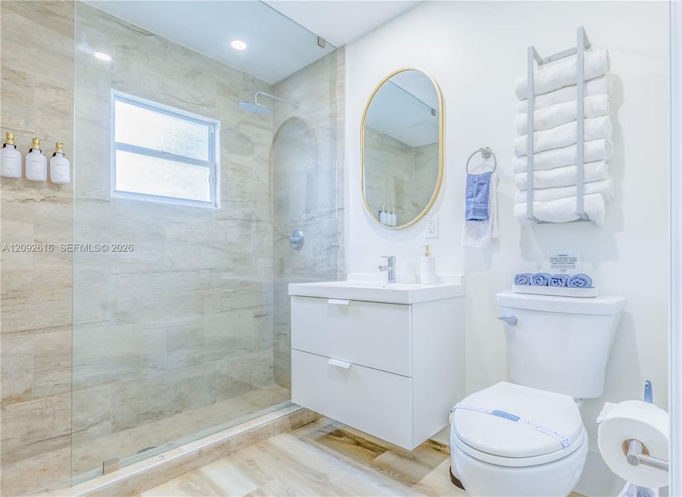 For Rent: $3,000 (2 beds, 1 baths, 950 Square Feet)
