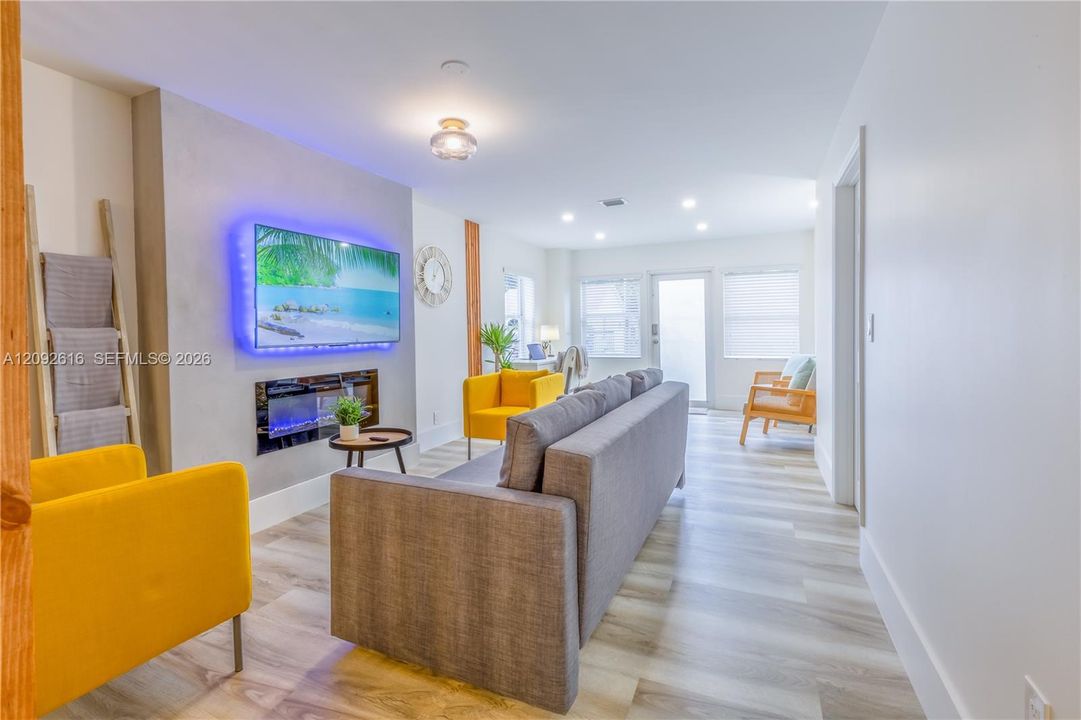 For Rent: $3,000 (2 beds, 1 baths, 950 Square Feet)