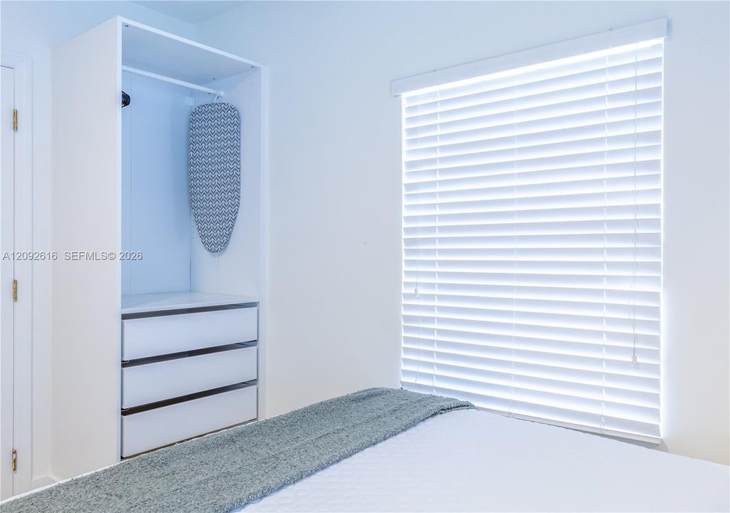For Rent: $3,000 (2 beds, 1 baths, 950 Square Feet)