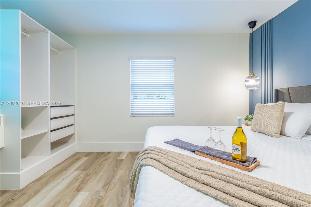 For Rent: $3,000 (2 beds, 1 baths, 950 Square Feet)