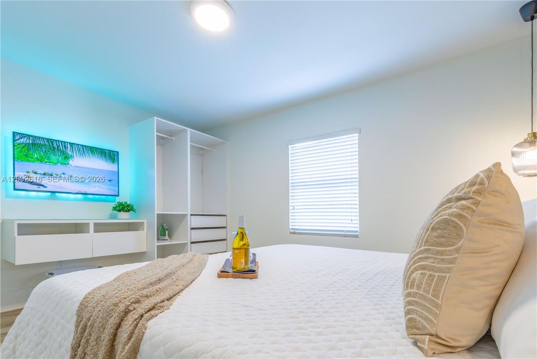 For Rent: $3,000 (2 beds, 1 baths, 950 Square Feet)