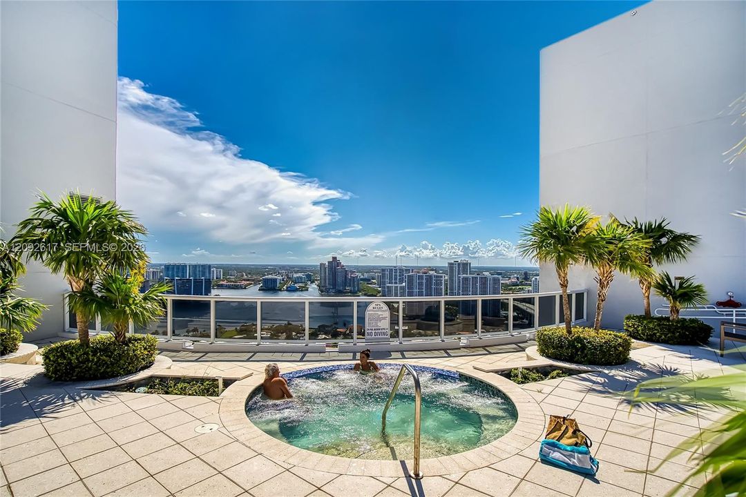 En Venta: $3,200,000 (3 camas, 5 baños, 3945 Pies cuadrados)