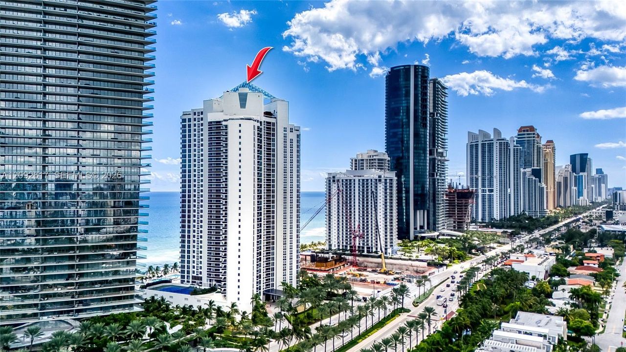 En Venta: $3,200,000 (3 camas, 5 baños, 3945 Pies cuadrados)