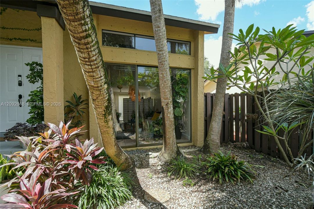 For Sale: $755,900 (3 beds, 3 baths, 1939 Square Feet)
