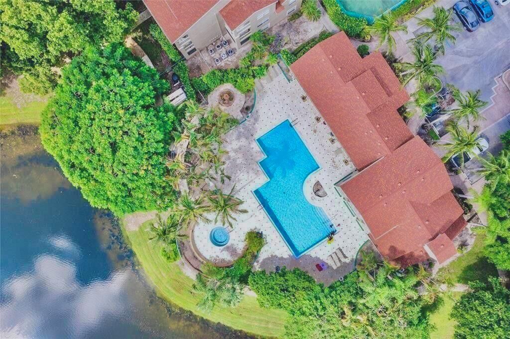 POOL/CLUBHOUSE