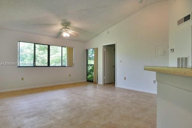 For Sale: $170,000 (1 beds, 1 baths, 632 Square Feet)