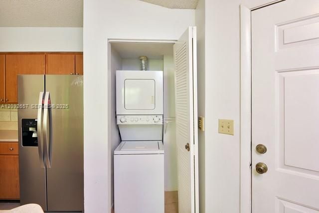 For Sale: $170,000 (1 beds, 1 baths, 632 Square Feet)