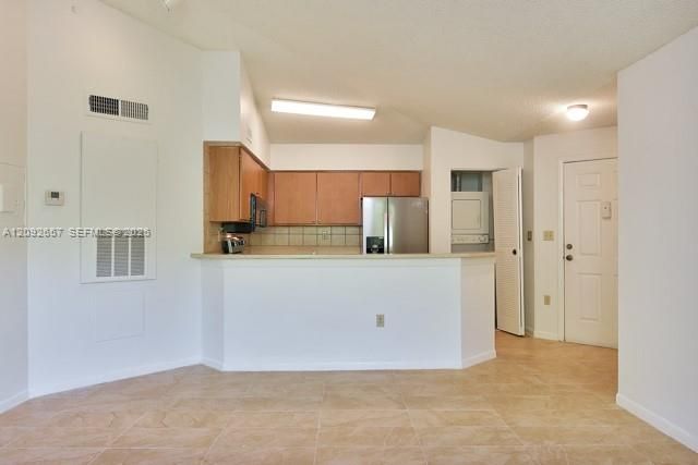 For Sale: $170,000 (1 beds, 1 baths, 632 Square Feet)