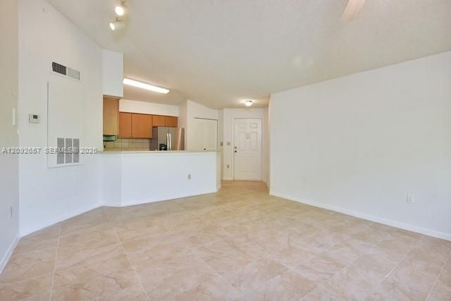 For Sale: $170,000 (1 beds, 1 baths, 632 Square Feet)