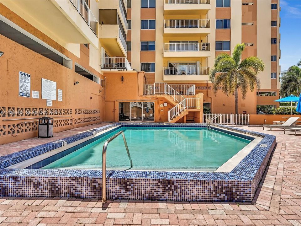 En Venta: $349,000 (1 camas, 1 baños, 1040 Pies cuadrados)