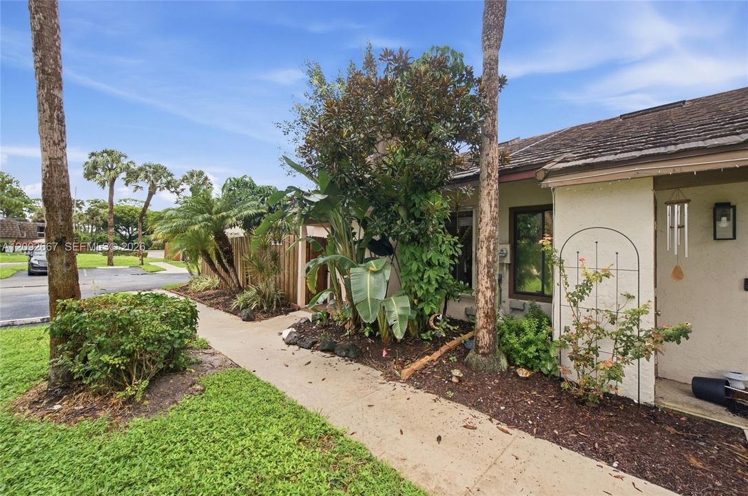 For Sale: $275,000 (2 beds, 2 baths, 1137 Square Feet)