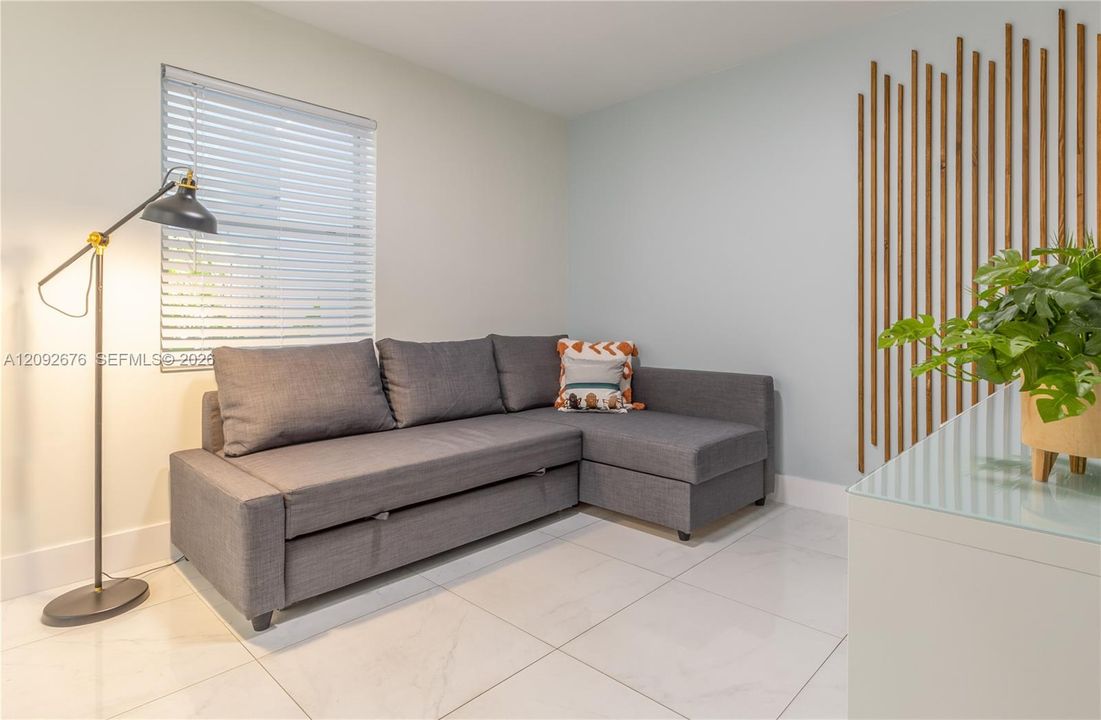 For Rent: $2,100 (1 beds, 1 baths, 700 Square Feet)