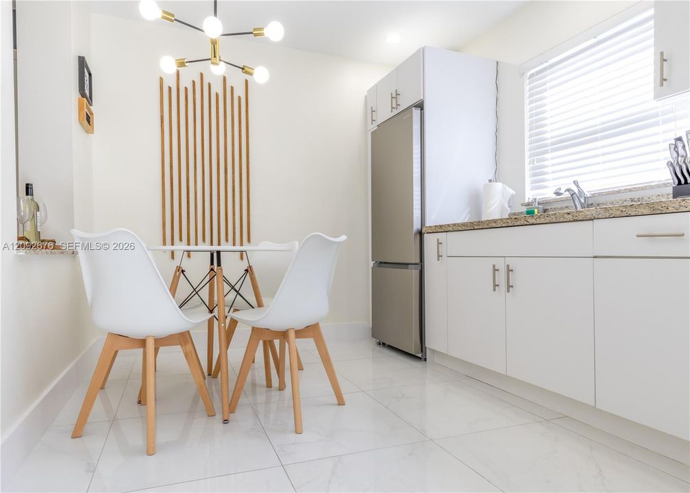 For Rent: $2,100 (1 beds, 1 baths, 700 Square Feet)