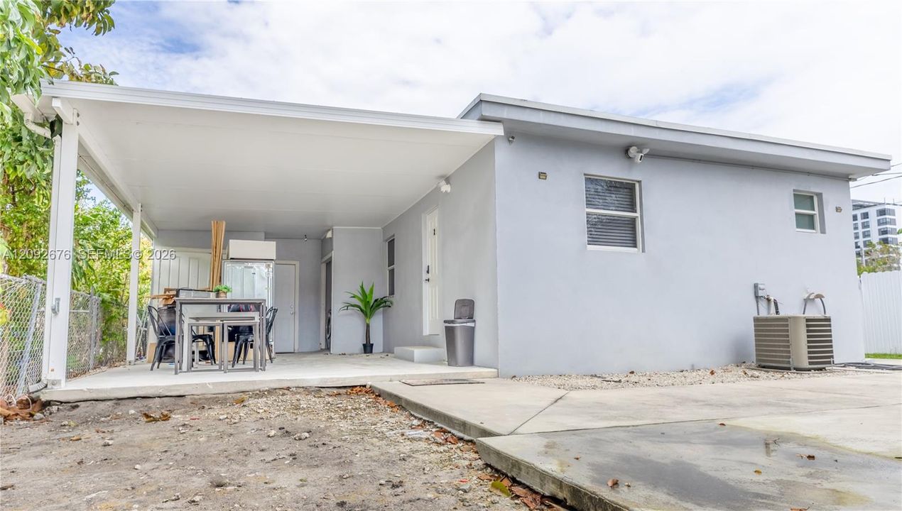 For Rent: $2,100 (1 beds, 1 baths, 700 Square Feet)