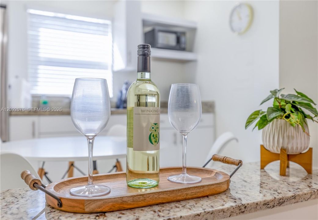 For Rent: $2,100 (1 beds, 1 baths, 700 Square Feet)