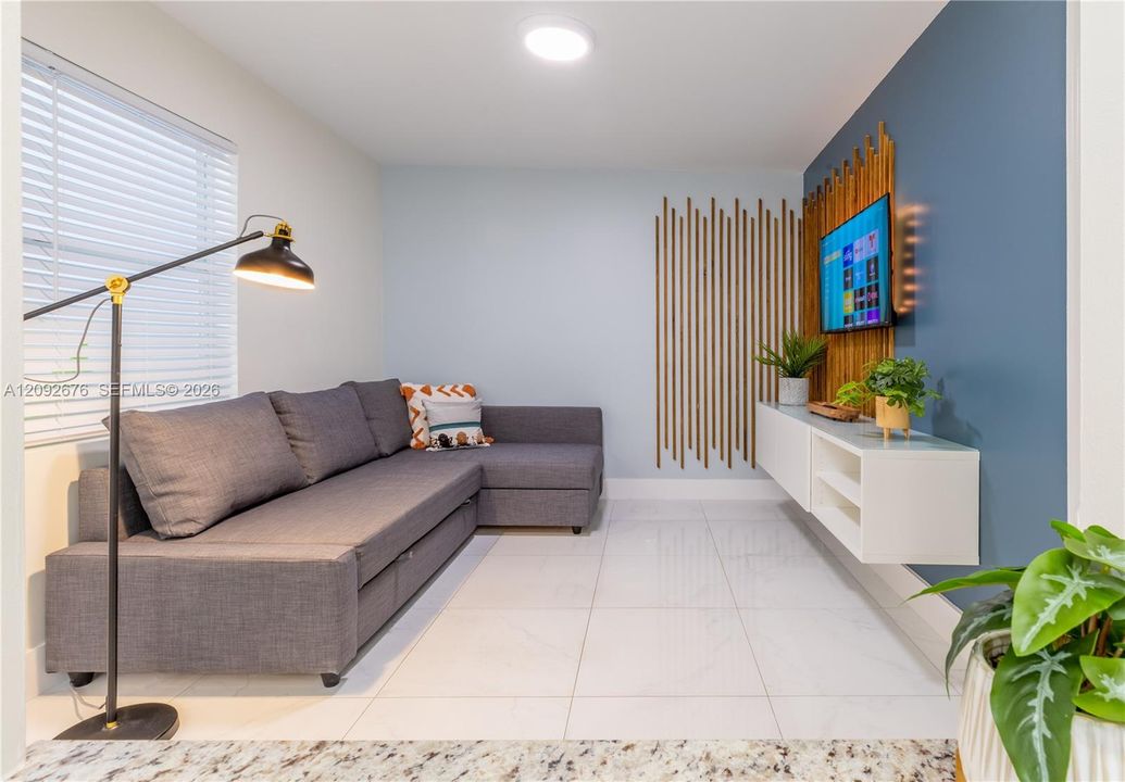 For Rent: $2,100 (1 beds, 1 baths, 700 Square Feet)