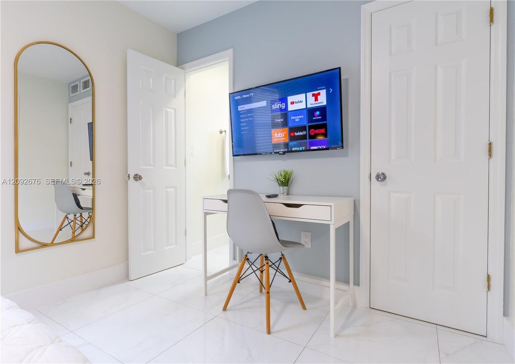 For Rent: $2,100 (1 beds, 1 baths, 700 Square Feet)