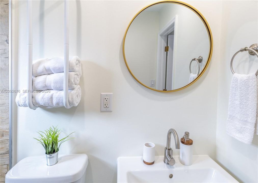For Rent: $2,100 (1 beds, 1 baths, 700 Square Feet)