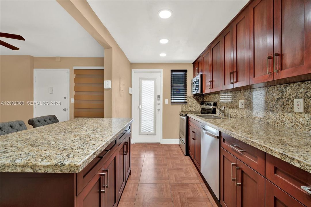 For Sale: $275,000 (1 beds, 1 baths, 768 Square Feet)