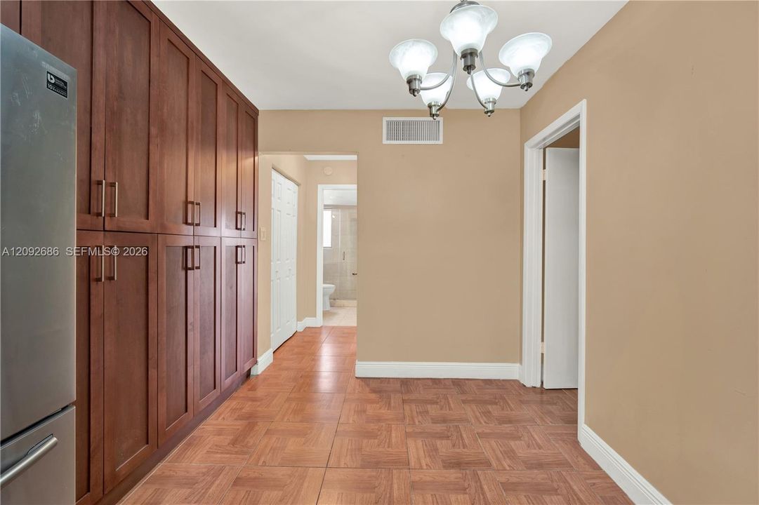 For Sale: $275,000 (1 beds, 1 baths, 768 Square Feet)
