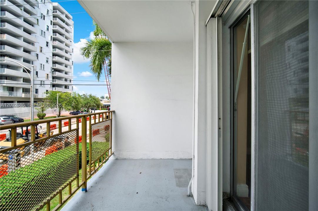 For Sale: $275,000 (1 beds, 1 baths, 768 Square Feet)