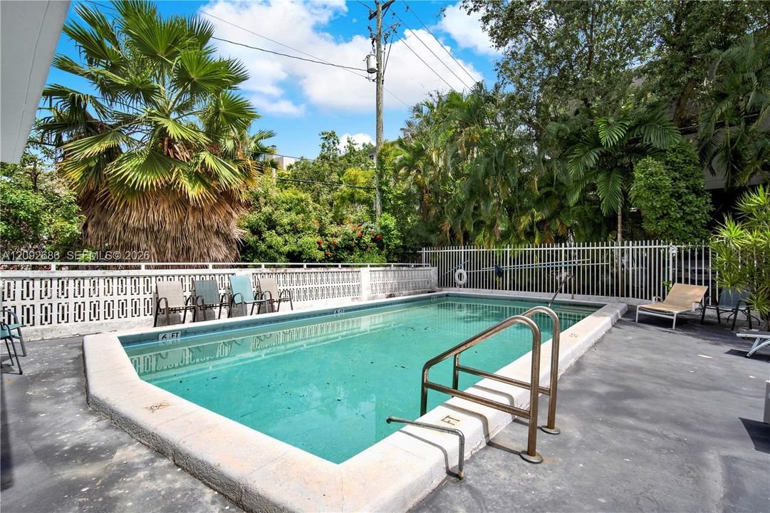 For Sale: $275,000 (1 beds, 1 baths, 768 Square Feet)