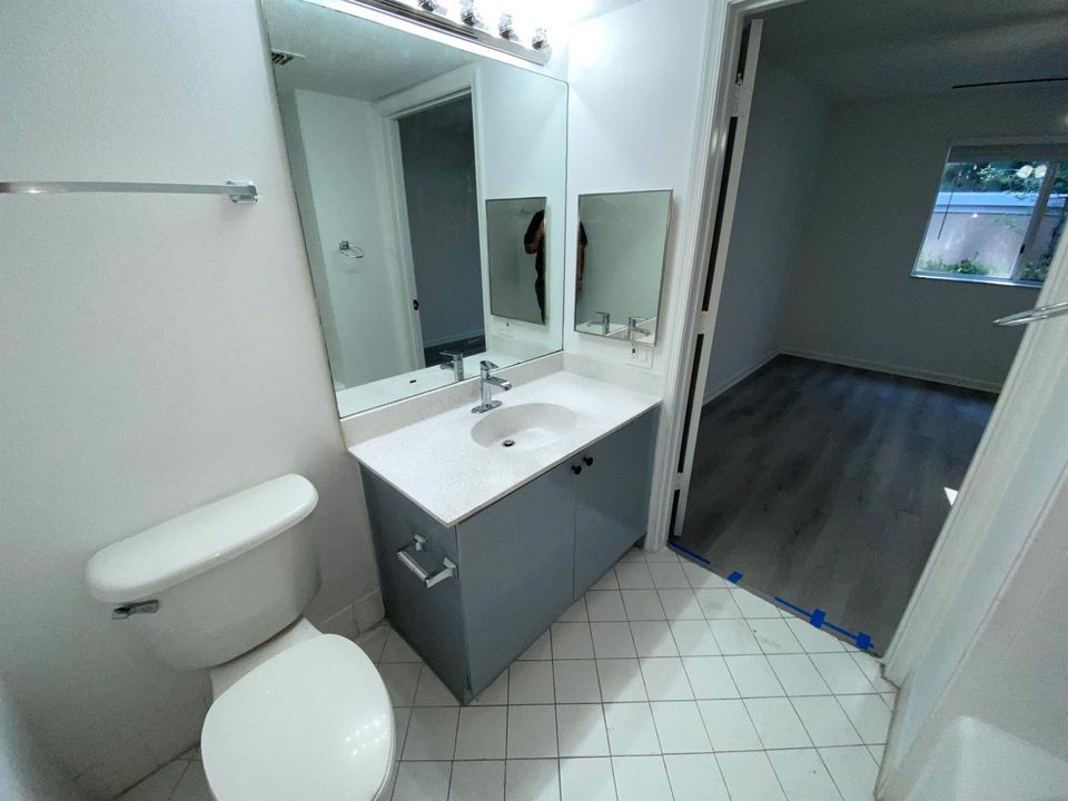 2nd Bathroom/ Guest Bathroom