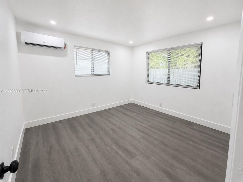 For Rent: $1,800 (2 beds, 1 baths, 718 Square Feet)