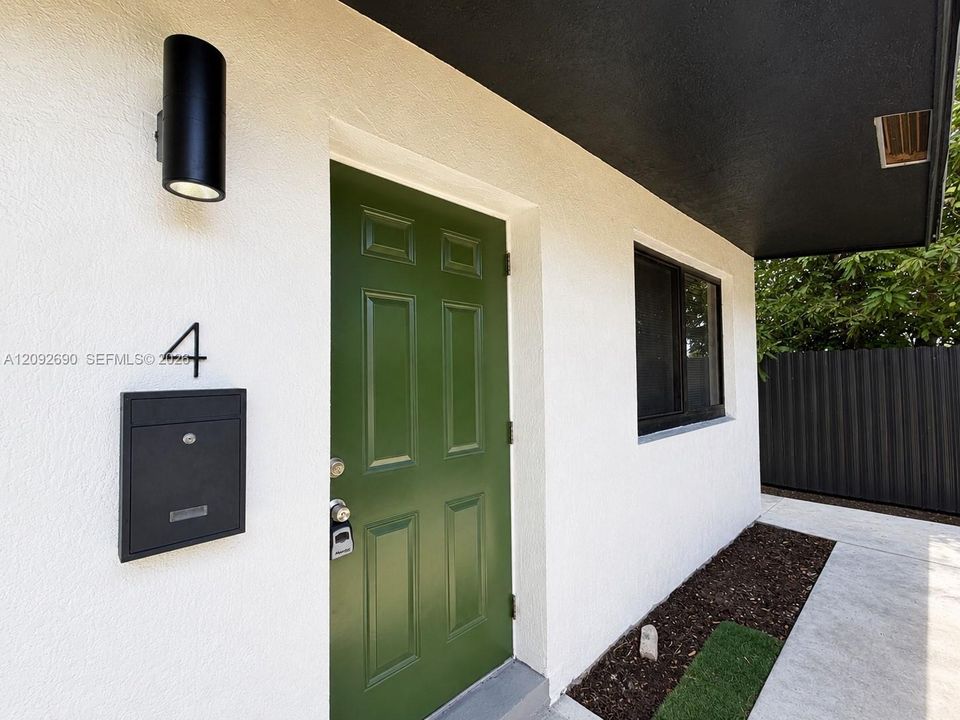 For Rent: $1,800 (2 beds, 1 baths, 718 Square Feet)