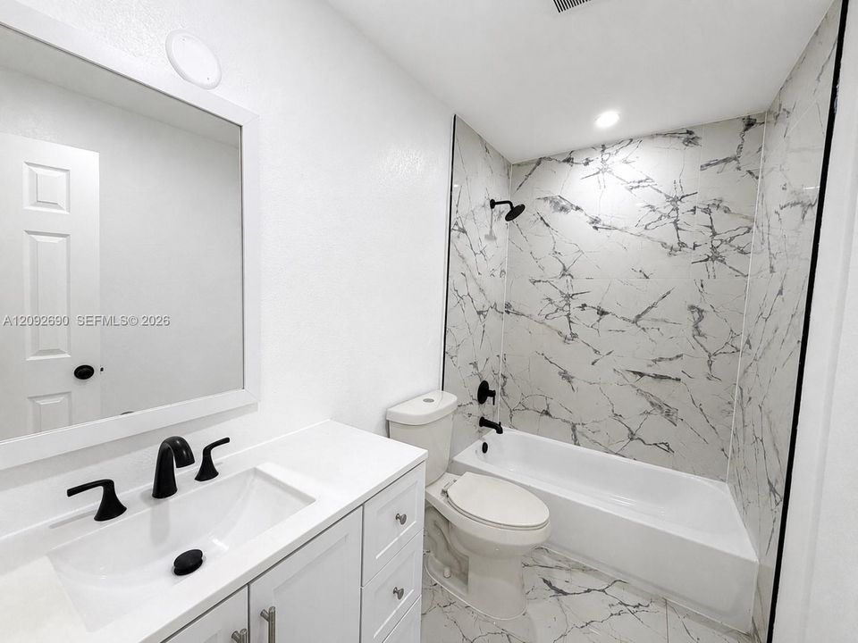 For Rent: $1,800 (2 beds, 1 baths, 718 Square Feet)