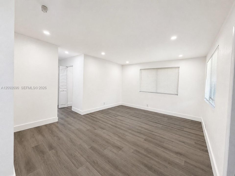 For Rent: $1,800 (2 beds, 1 baths, 718 Square Feet)
