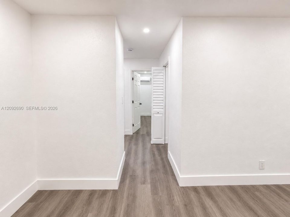 For Rent: $1,800 (2 beds, 1 baths, 718 Square Feet)
