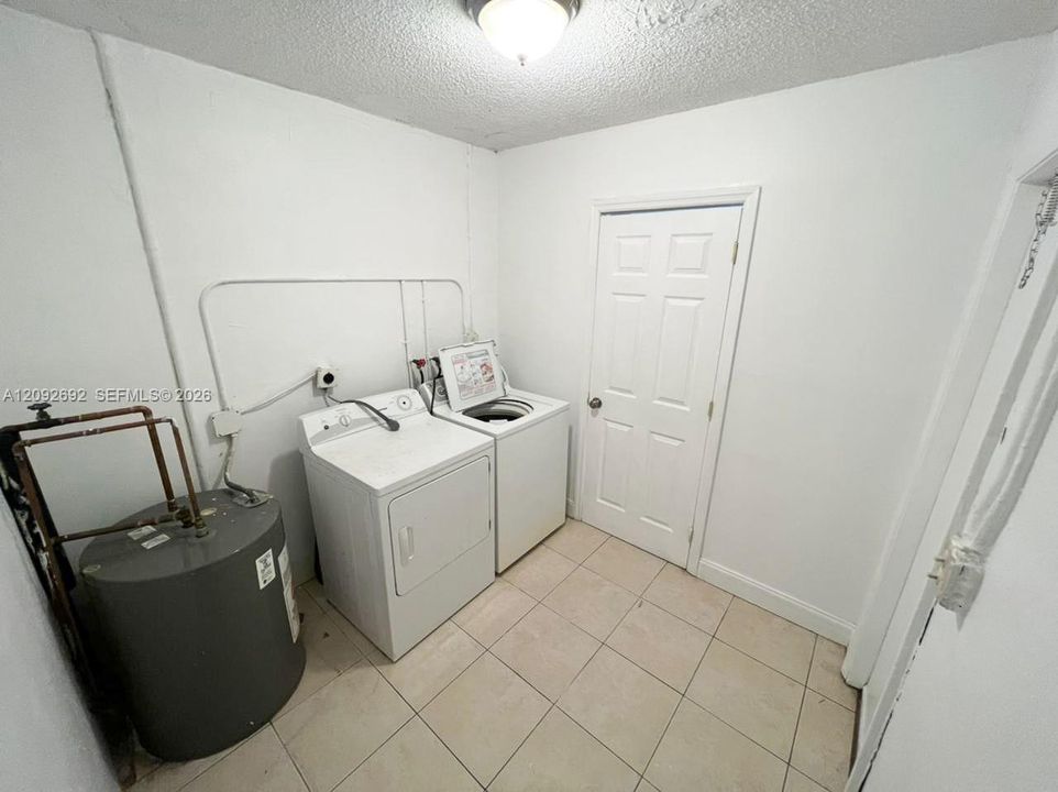 For Rent: $2,900 (3 beds, 1 baths, 1093 Square Feet)