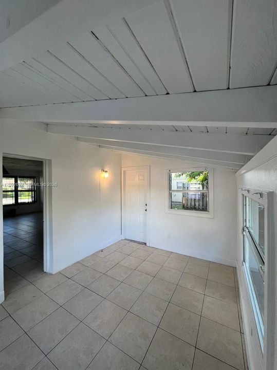 For Rent: $2,900 (3 beds, 1 baths, 1093 Square Feet)