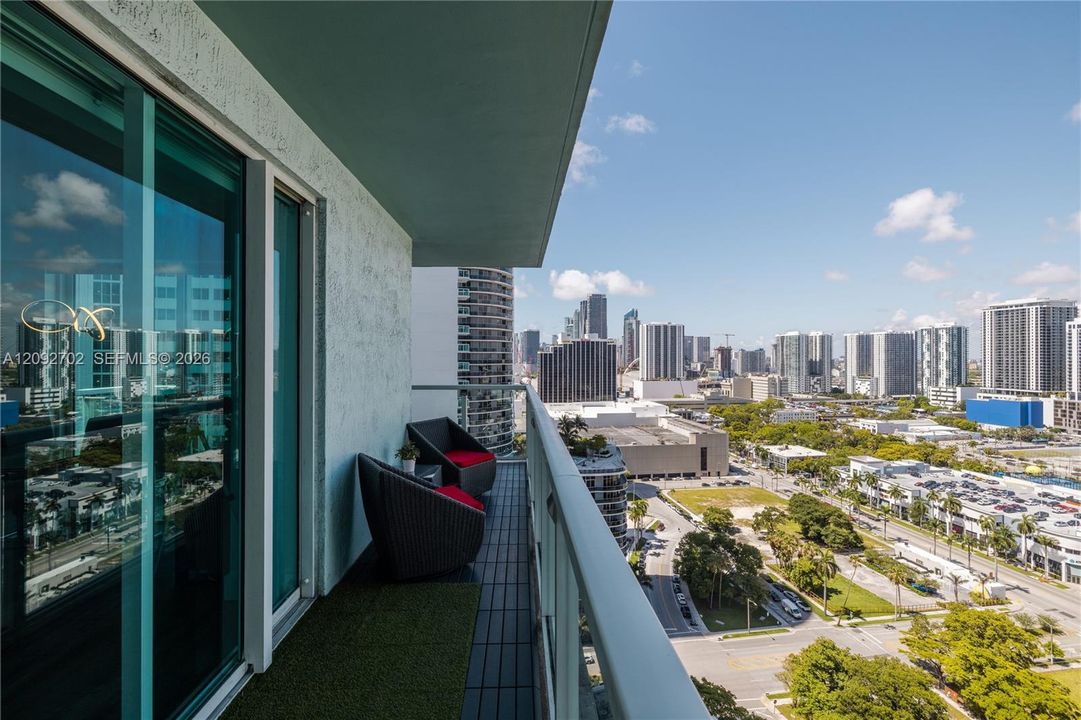 For Rent: $3,950 (2 beds, 2 baths, 1180 Square Feet)