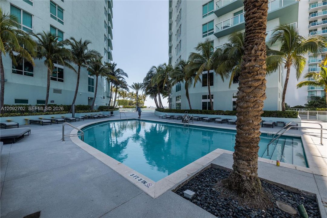 For Rent: $3,950 (2 beds, 2 baths, 1180 Square Feet)